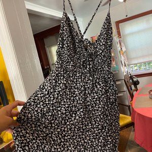 Black and White floral Romper with pockets Size Womens: XS